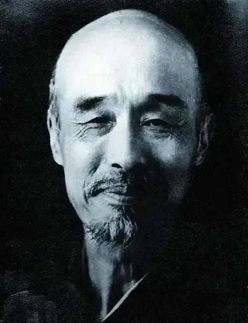 弘一法师说：
“人活着，不要太能干了，
太能干的人，
到老了身体都不好。
当你喊