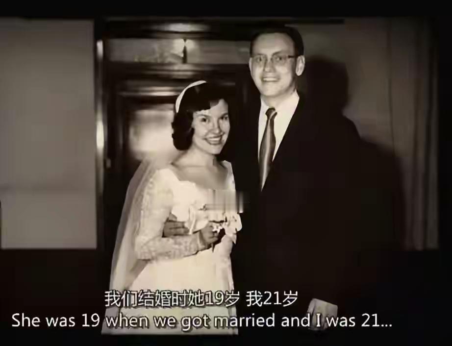 巴菲特21岁那年结婚了，婚后他和妻子育有两儿一女，他们过往的家庭照温馨又美好。