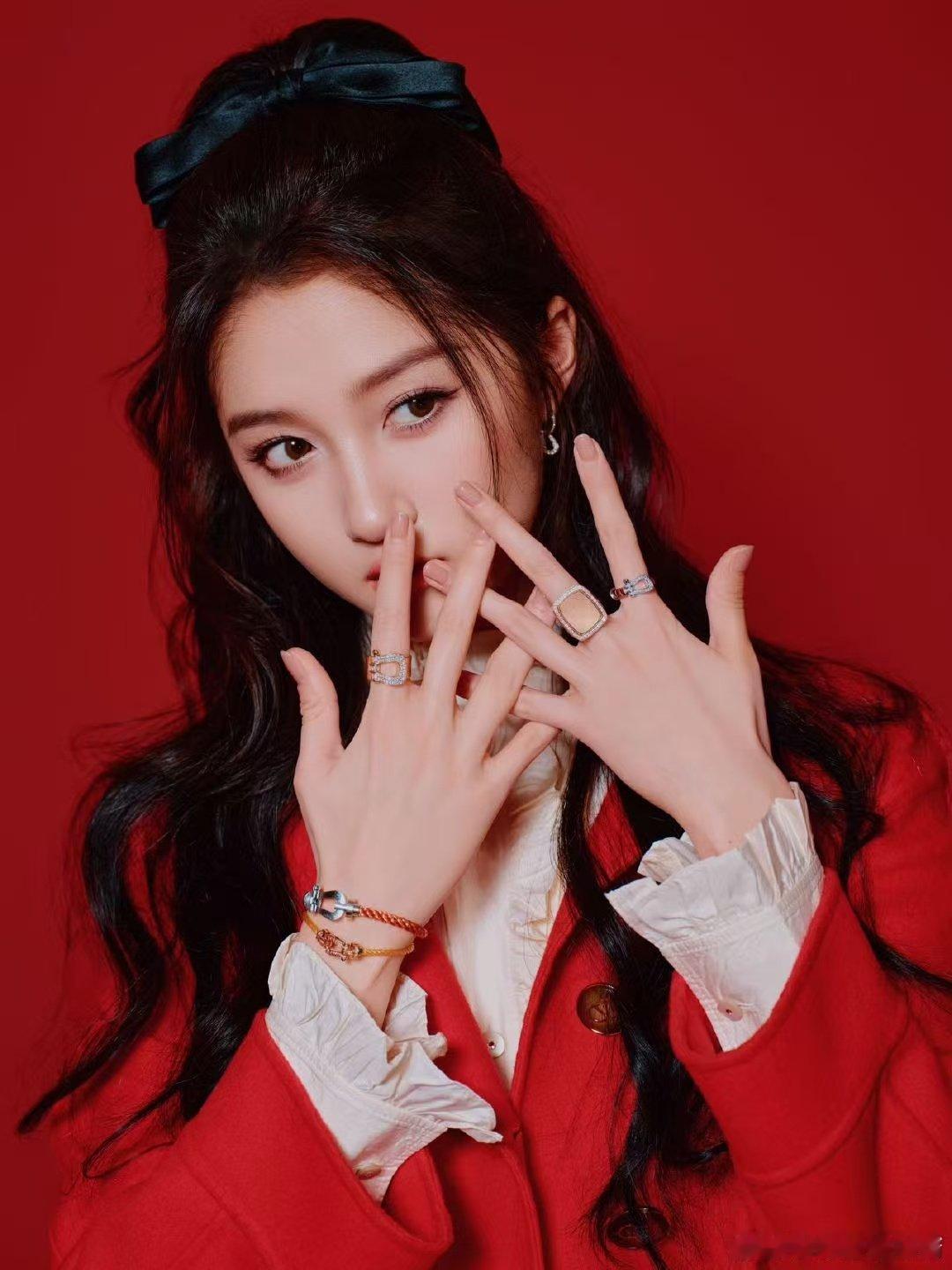 从青涩少女到春晚舞台的闪耀明星， 关晓彤六登春晚  书写着属于自己的春晚传奇。这