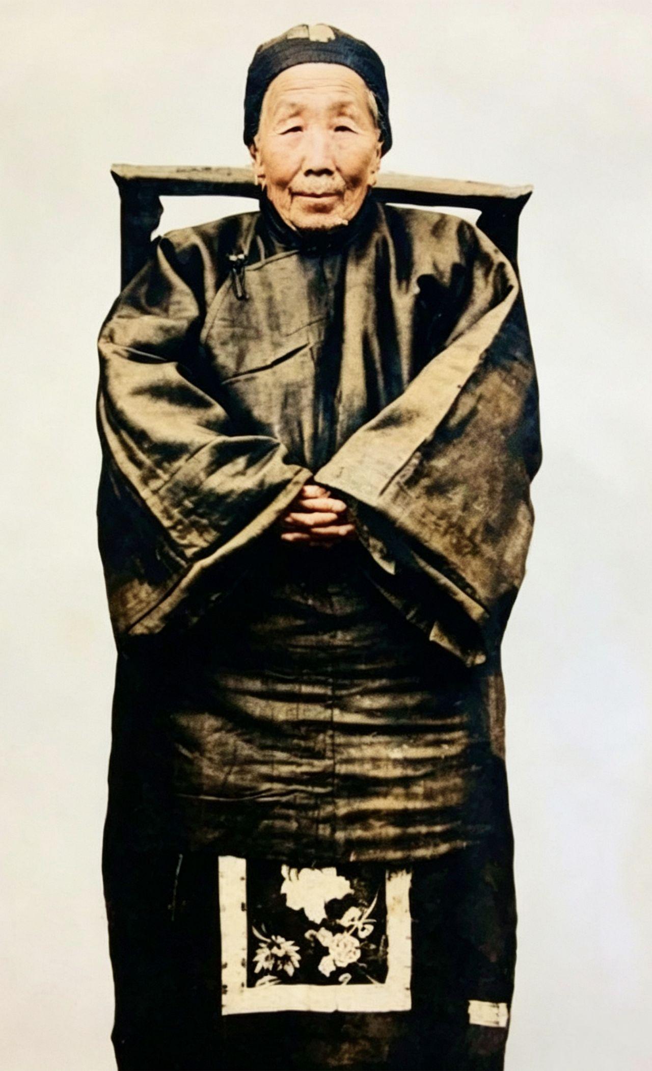 一个要饭的女人，奶大了两个孩子，后来一个成了总理，另一个也成了总理
1927年夏