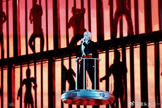 薛之谦吊威亚了薛之谦高台威亚现场直接被薛之谦的威亚舞台震撼到失语！悬在半空唱《我