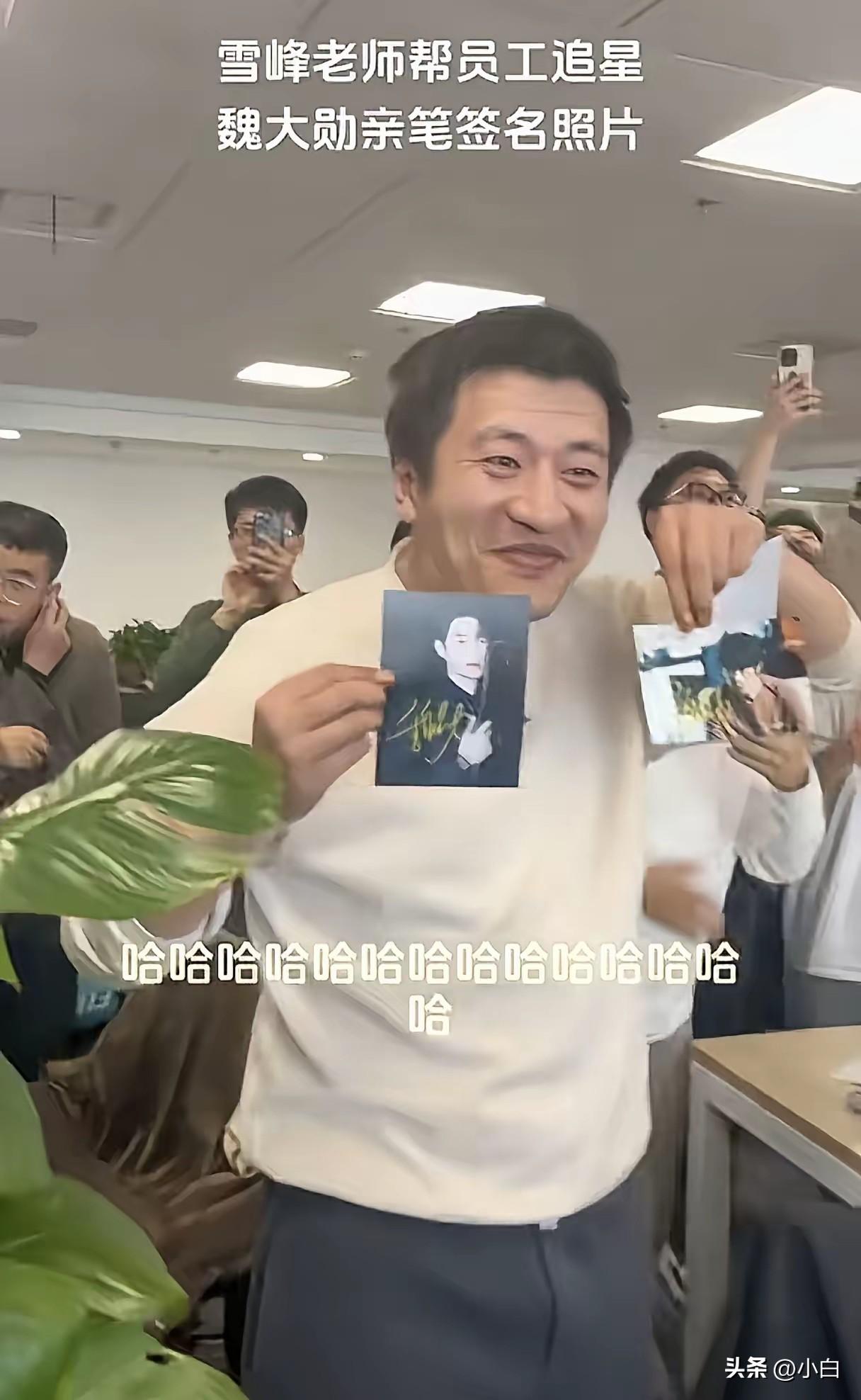 给张雪峰守夜的朋友透露，朋友来祭拜都是三鞠躬，而他的员工都是给张老师磕头，更让人