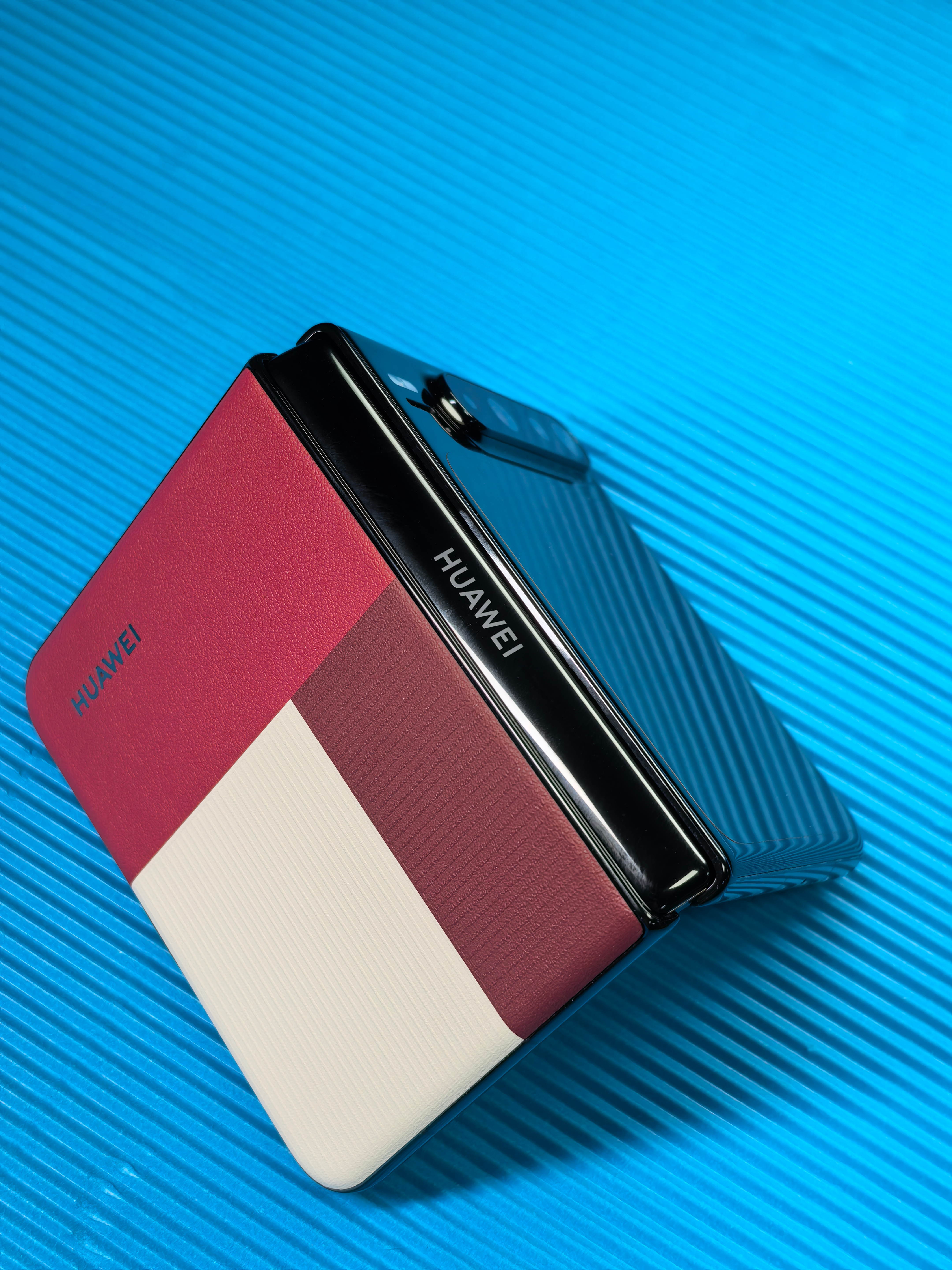 Pura X的外观超合我心意，折叠形态设计得很利落，合起来小巧精致，揣兜里完全不