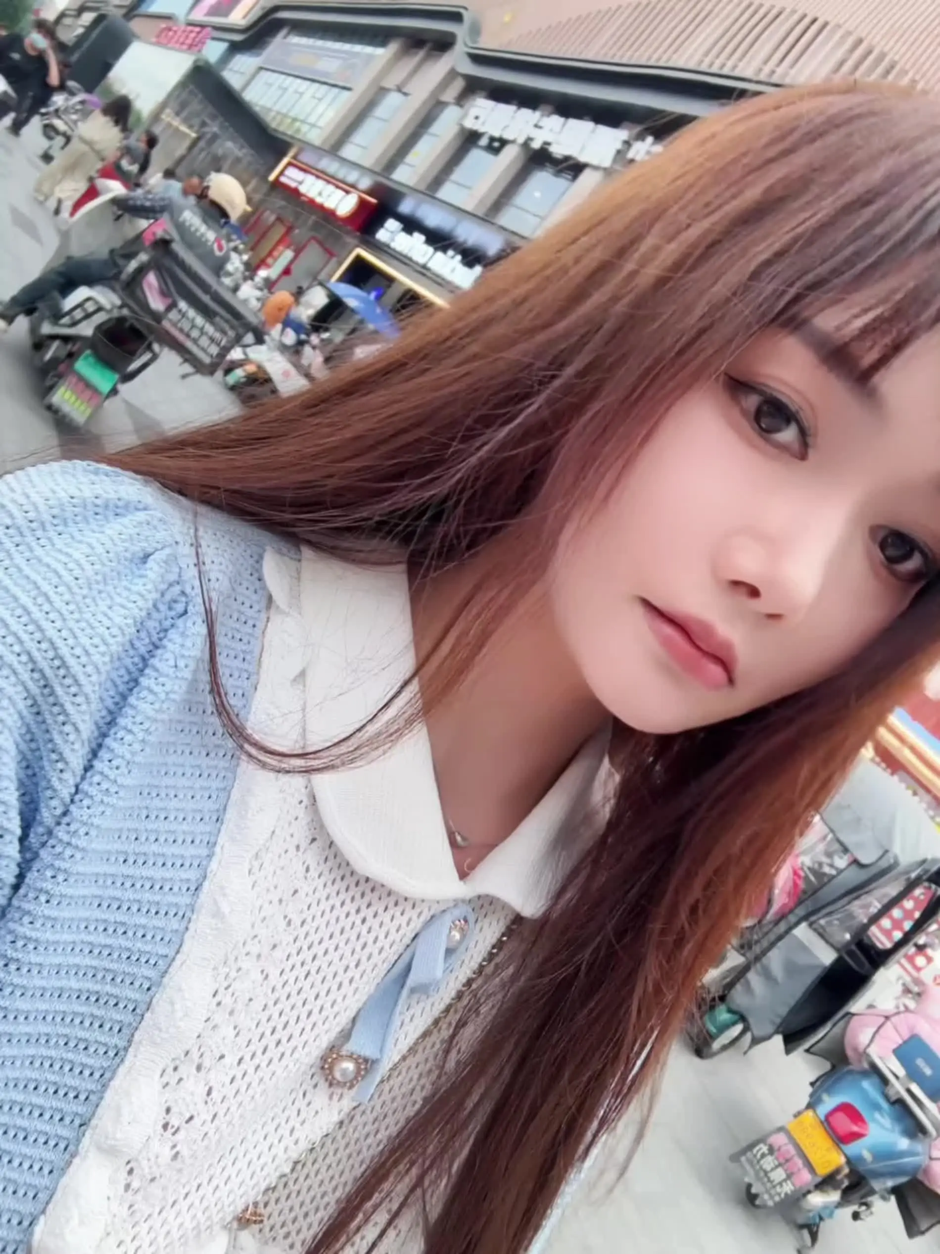 好想回到小时候 虽然穷了点 但是每个亲人都在身边 没有人会离开