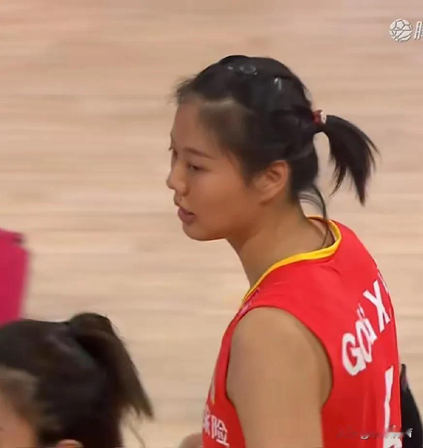 【中国女排对阵德国】
第一局中国队进入状态很慢，而德国队拼发球非常凶狠，然后针对