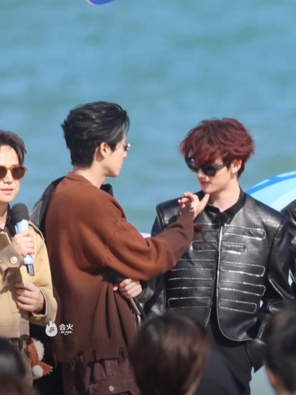 王鹤棣丁程鑫一个挑下巴一个摸腹肌你们俩有点暧昧了 
