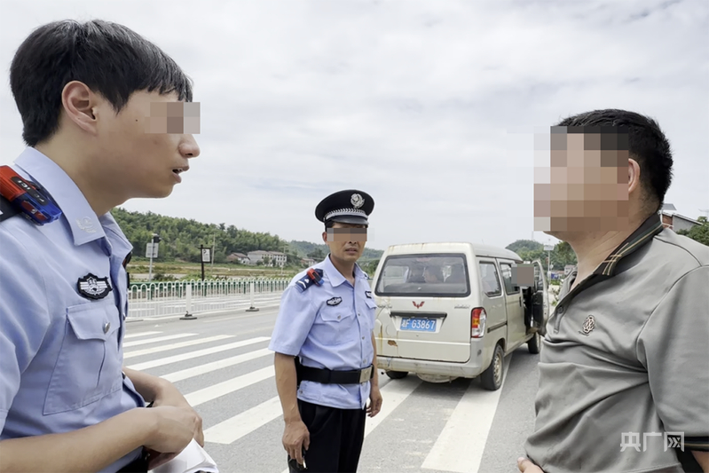 【#警方回应砖厂疑用智障人员超负荷工作#，成功解救5人】6月4日12时32分，湖