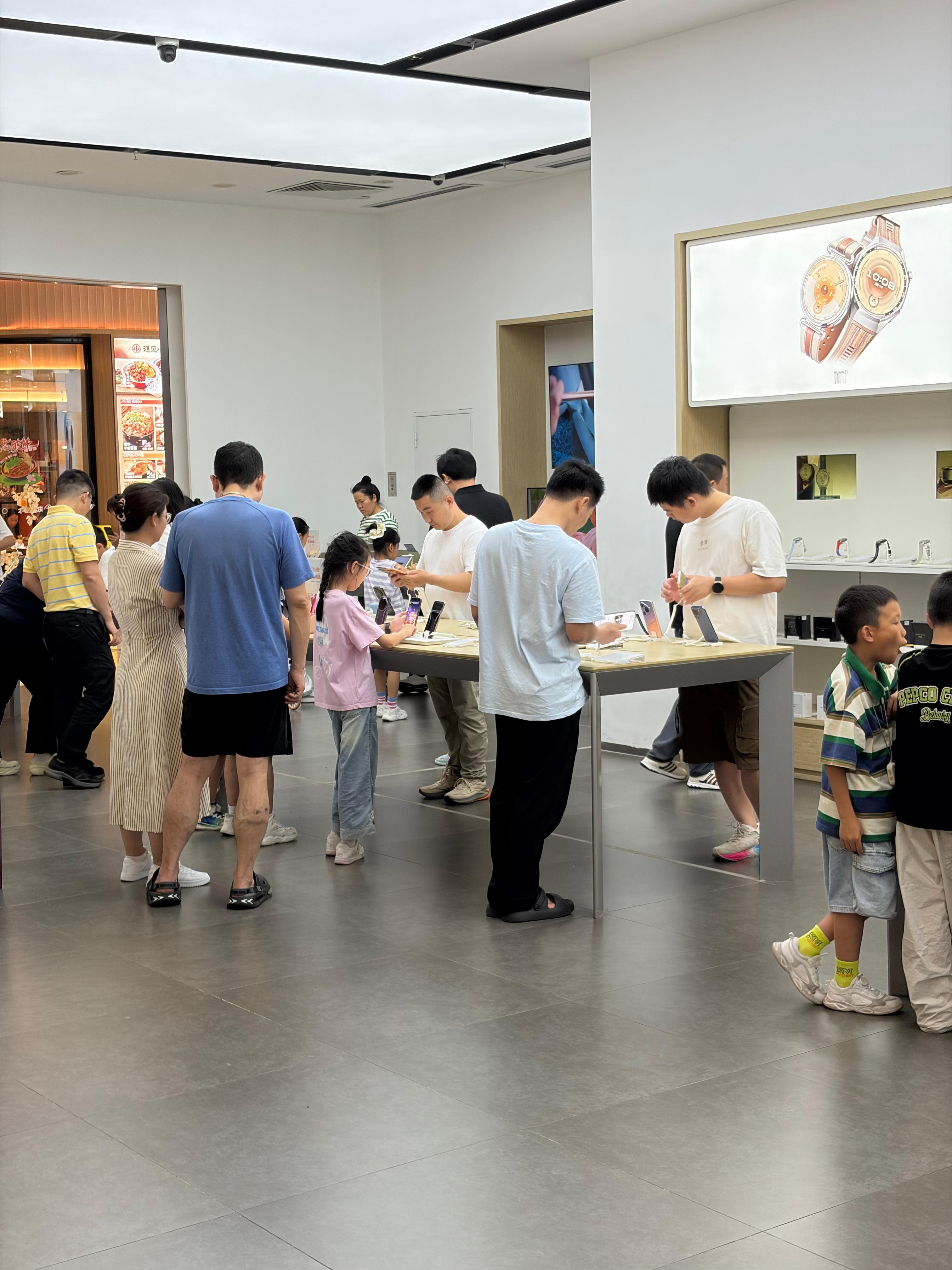 吃完我最爱的萨莉亚后出来逛街华为门店里的人是真的多啊