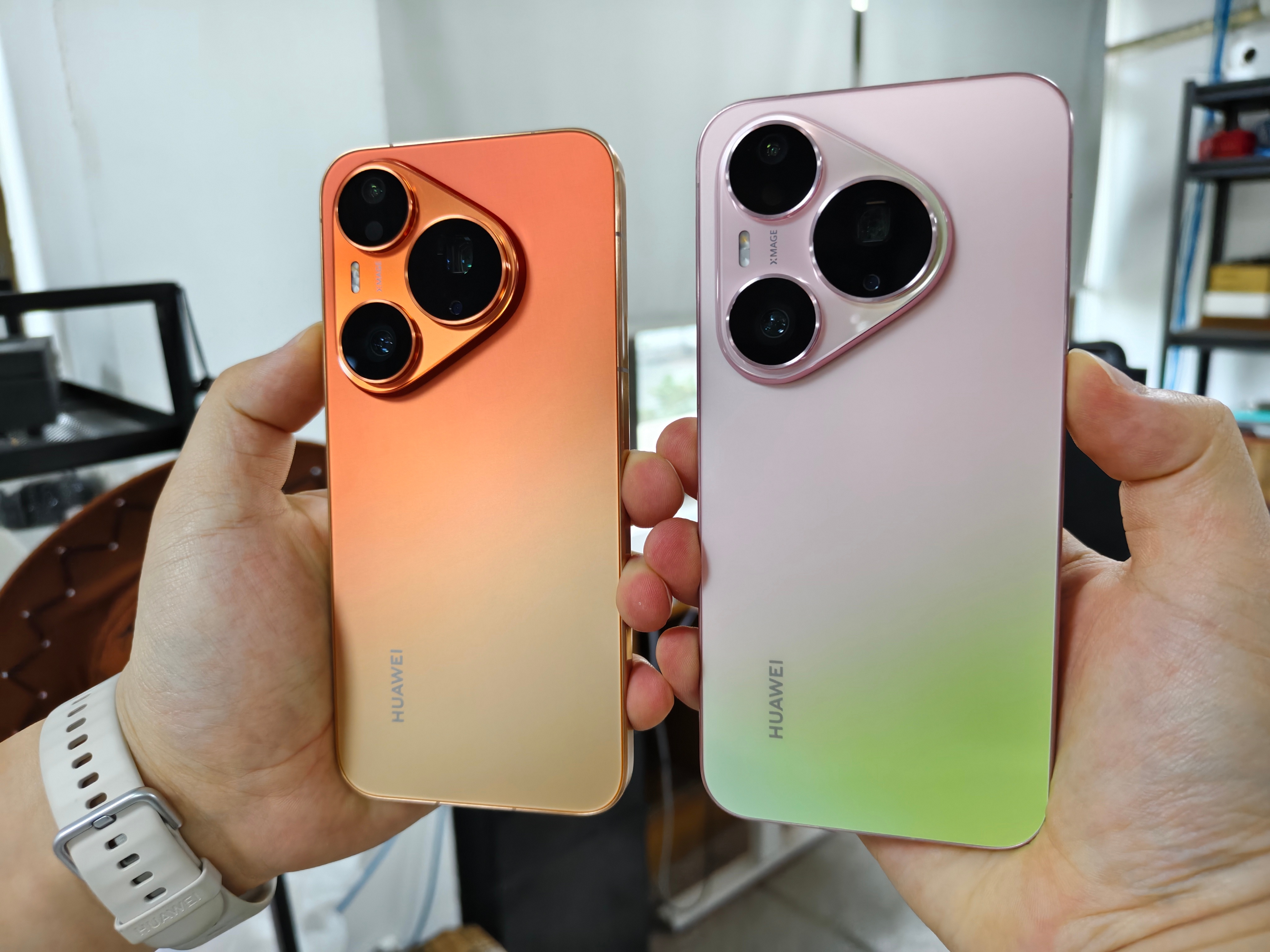 华为Pura 90 Pro实机，左边是“橘子汽水”，右边是“粉红芭乐”，还是“粉