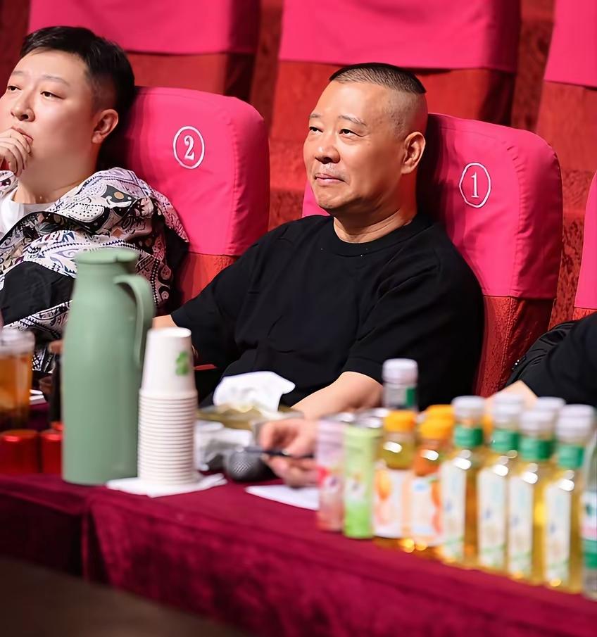 郭德纲风波后首露面，整个人消瘦不少，面色也有些暗黄，由始至终都是一副心事重重的样