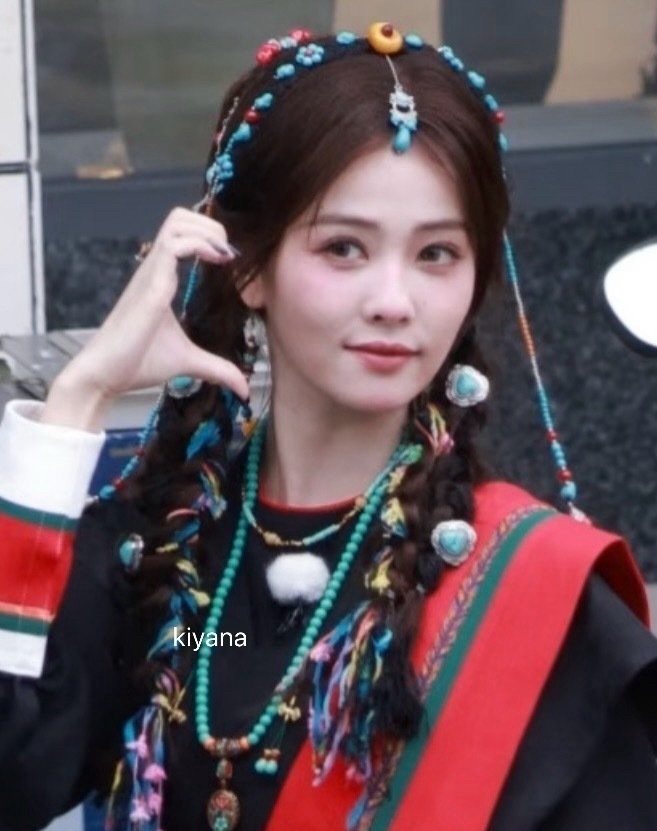 白鹿这个香蕉真好吃白鹿今日录制变黑发了啊，藏族服饰好漂亮[奶牛猫] ​​​