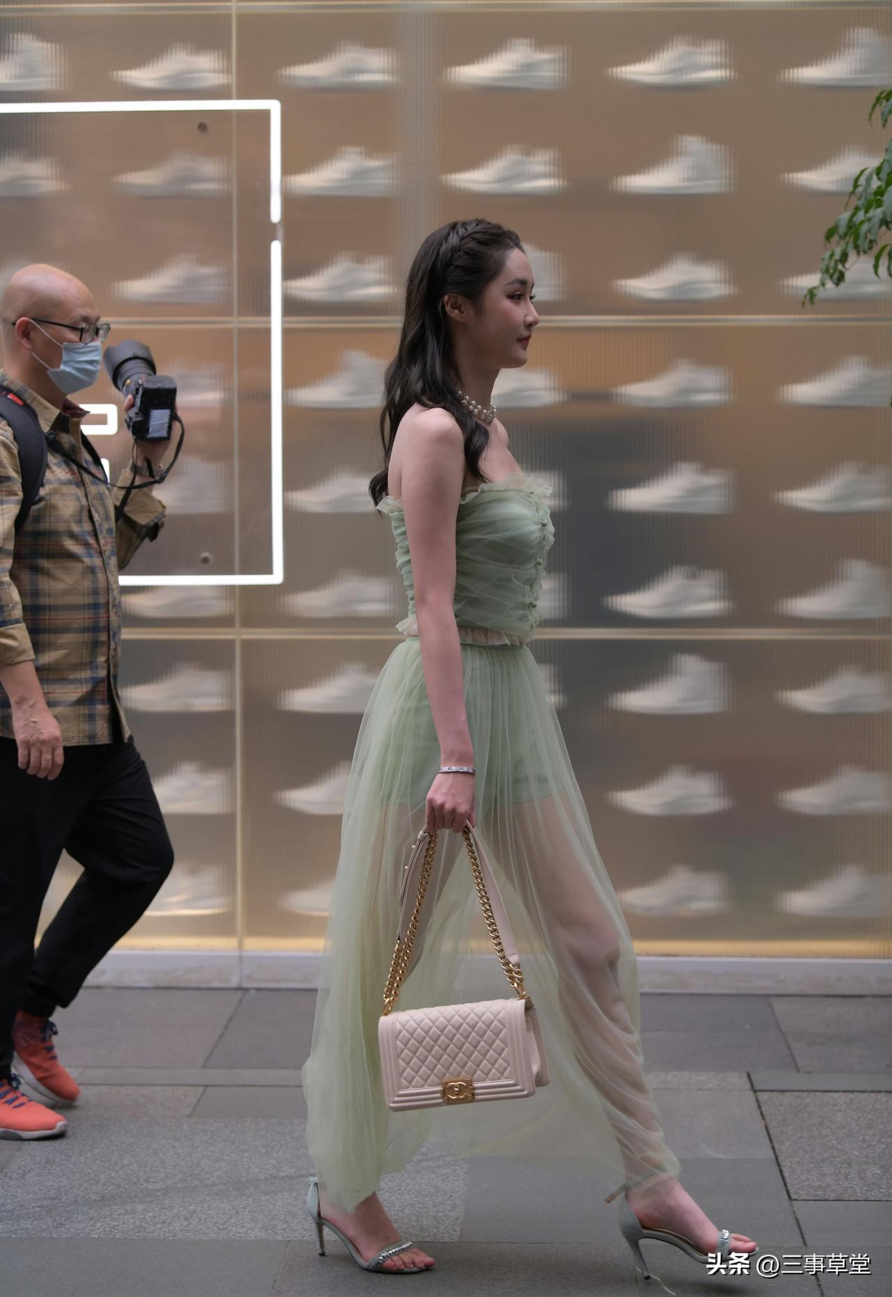 大家有过心动的人吗刚好！她刚好路过，我刚好拍到！从此一发不可收拾