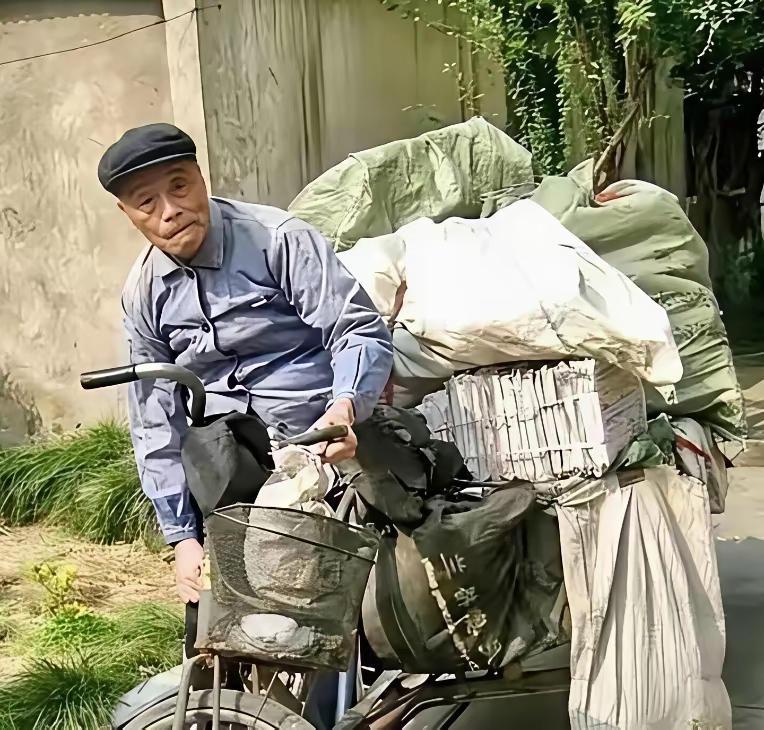 1974年，被劳教20年的抗战英雄吴其轺重获自由，靠蹬三轮车，他一天能赚1块2毛