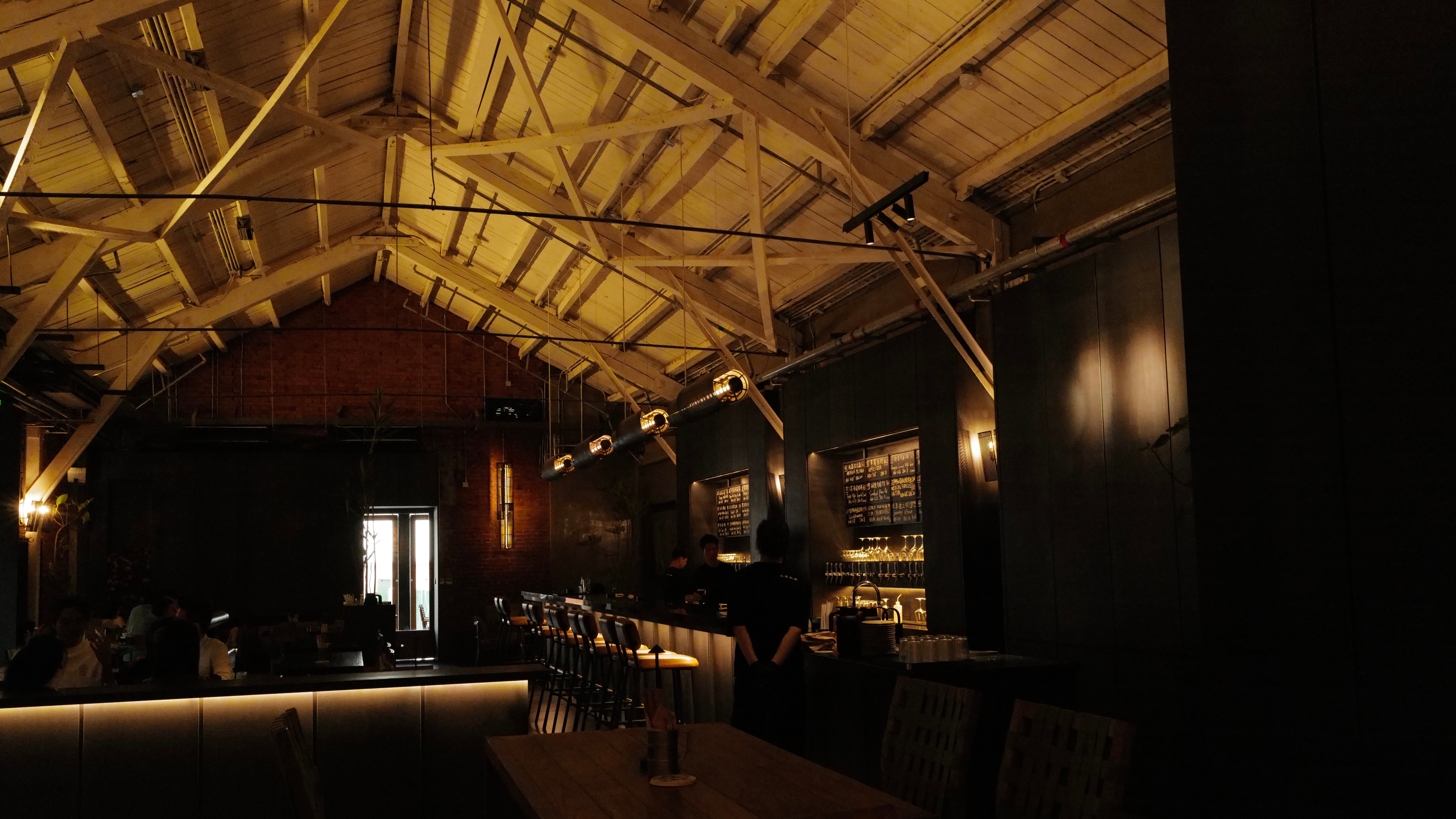 在始建于1910年的北京第一家葡萄酒厂厂区遗址里吃酒，感觉还不错。 ​​​