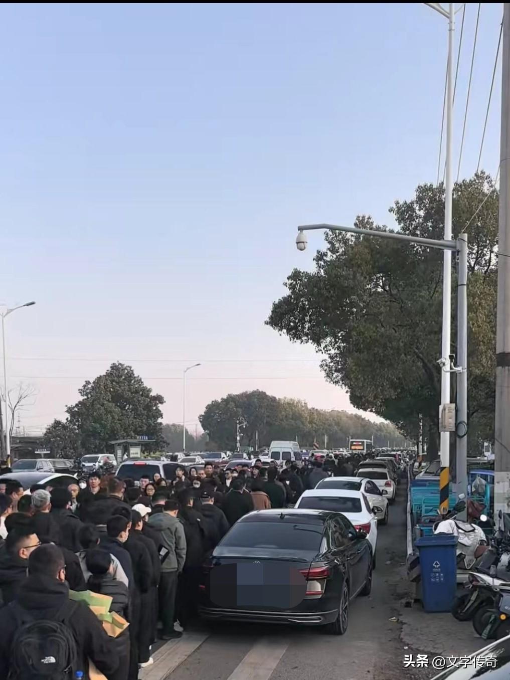 其实不用去现场，张雪峰老师喜欢在线上和大家交流。
我想和他说的是∶哥们，你就是太