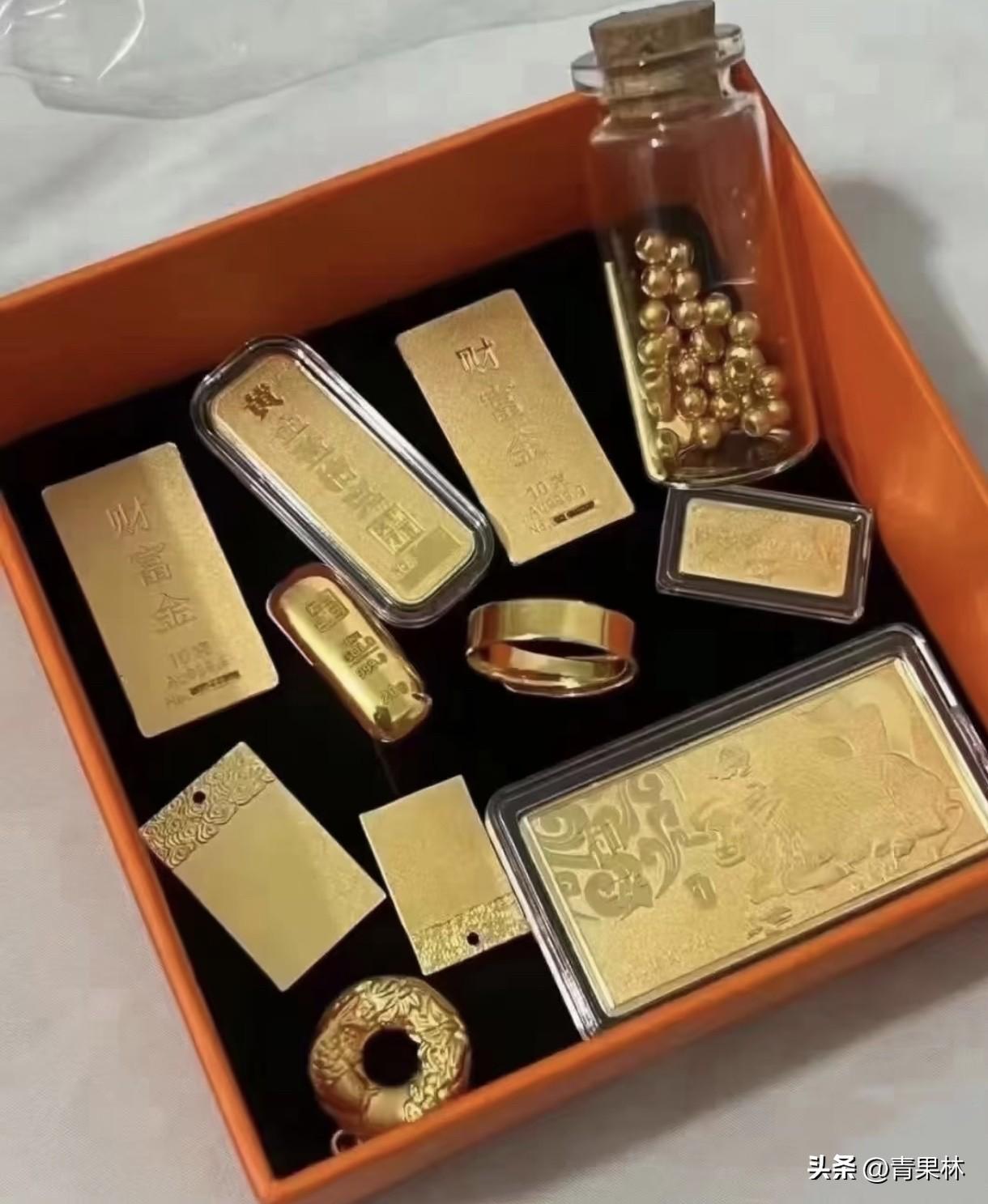 黄金已经连跌一个月你怎么看黄金连续阴跌一个月，主要是市场降息预期落空，美元和美债