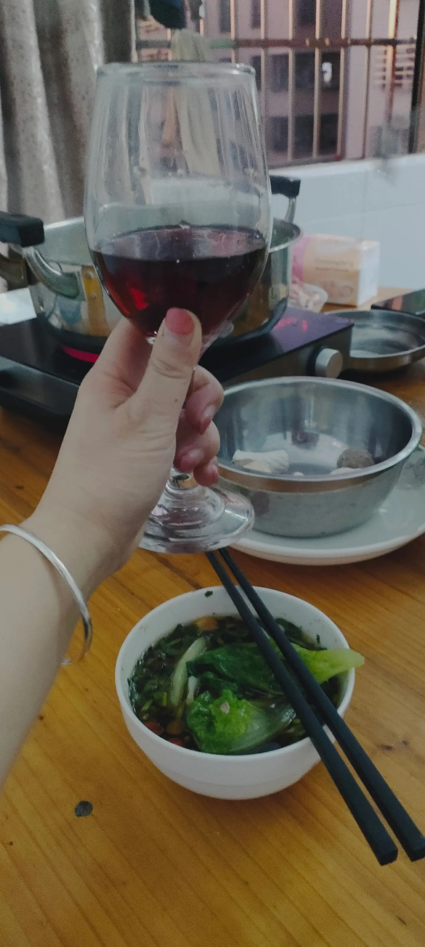 来来来，和家人一起吃顿简简单单的火锅，喝点小酒，喝了一杯，还有一杯，再...