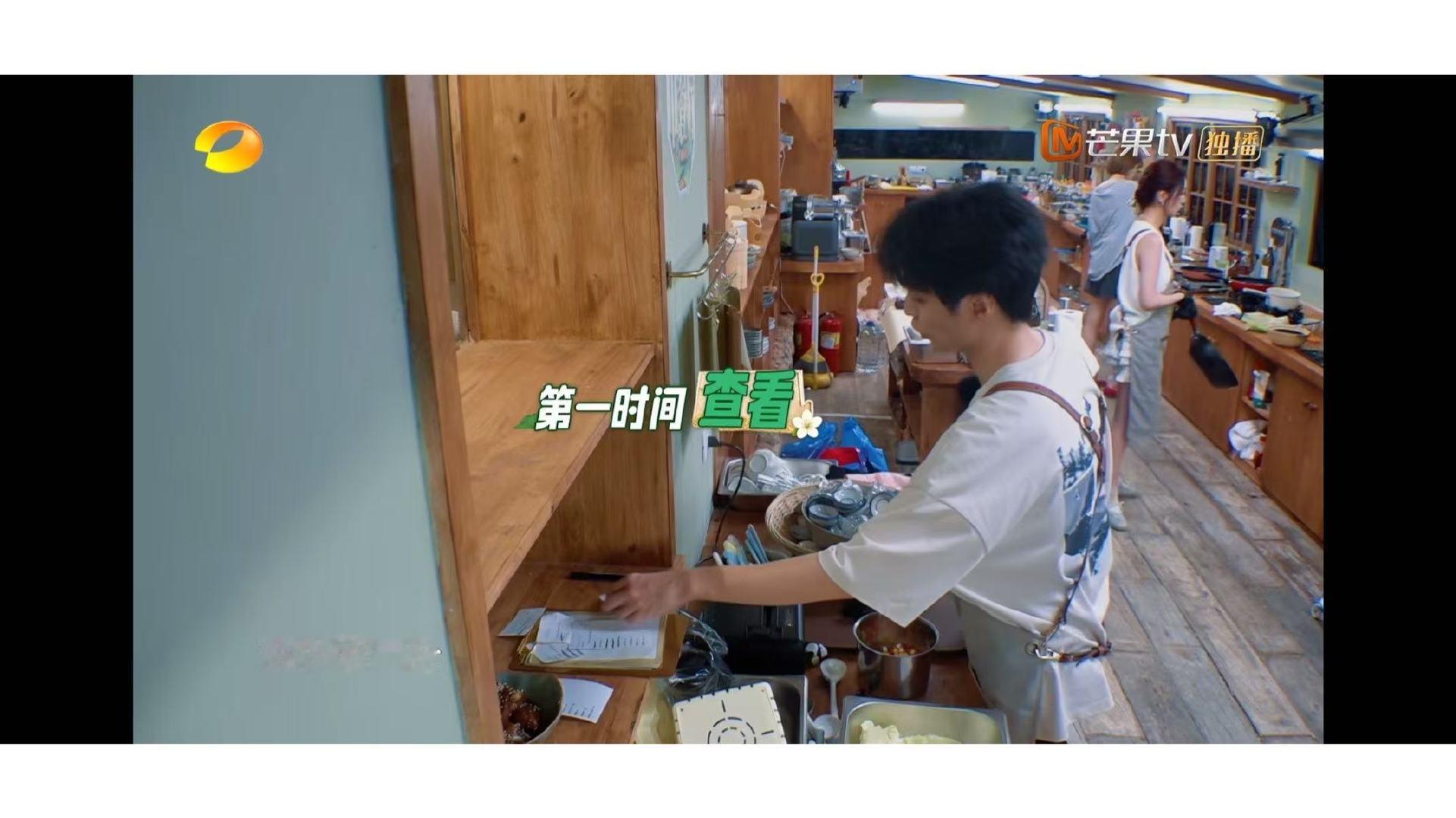 王俊凯的折耳根辣子鸡滞销折耳根滞销哪怕是王俊凯做的 王俊凯在中餐厅做了道川渝特色