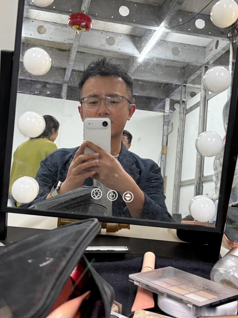 化个妆，又准备直播了。