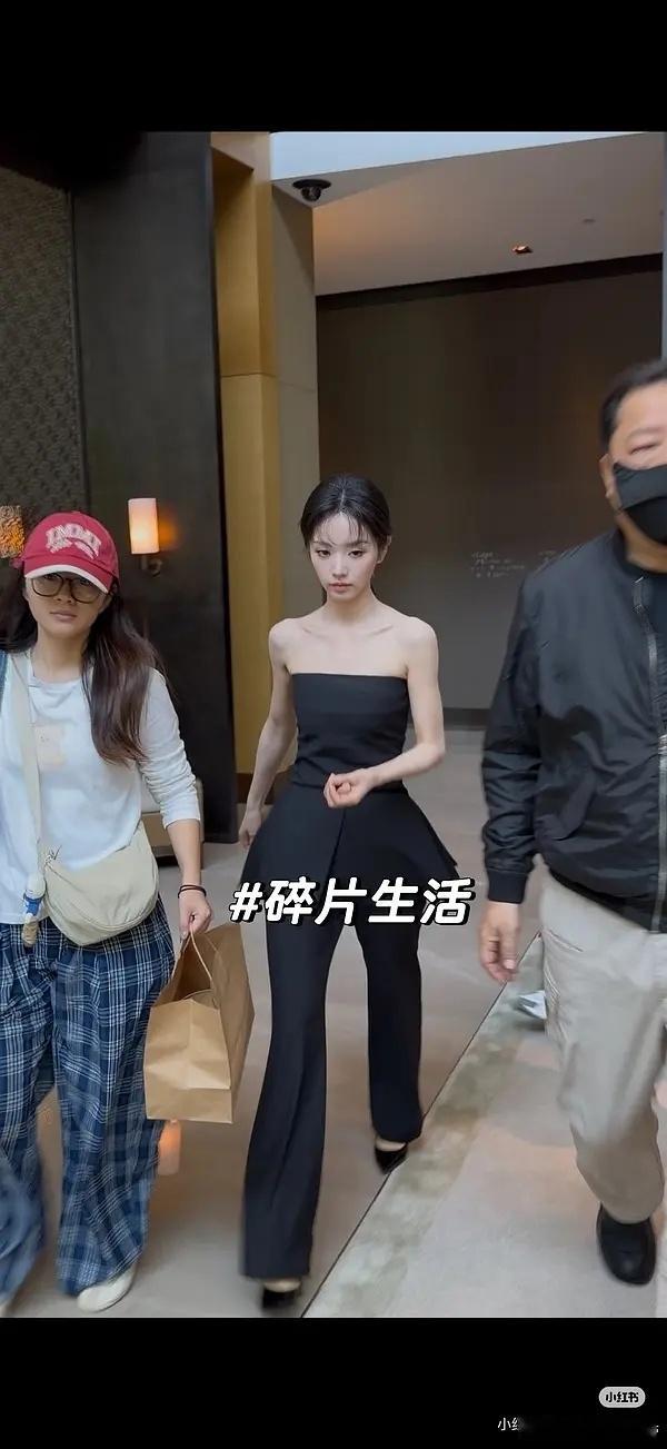 田曦薇和宋祖儿都瘦成骨架子大头娃了，这真的好看吗？  鹅粉说她家是厌食症，🍩又