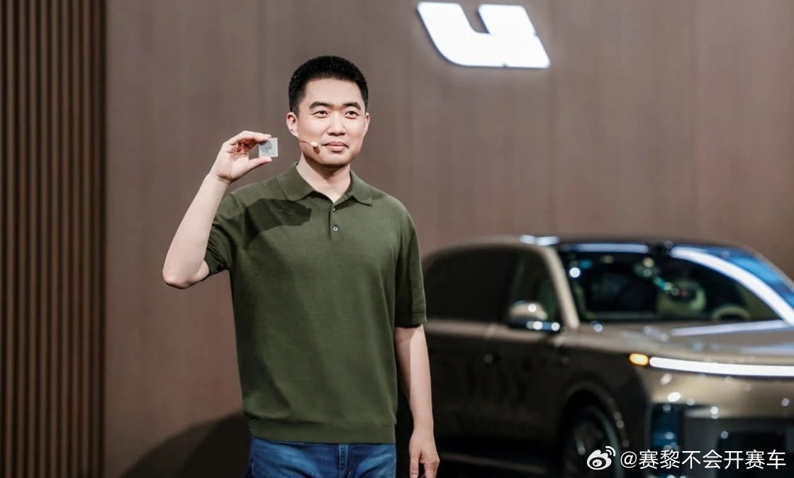 李想定义具身智能汽车简单概括就是理想的智驾大脑开始分两条腿走路了。Livis D