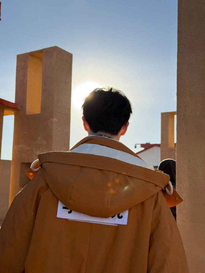 李昀锐墨镜美拉德look，李昀锐快乐小狗满血复活，咱就说看到今天的小林，元气满满