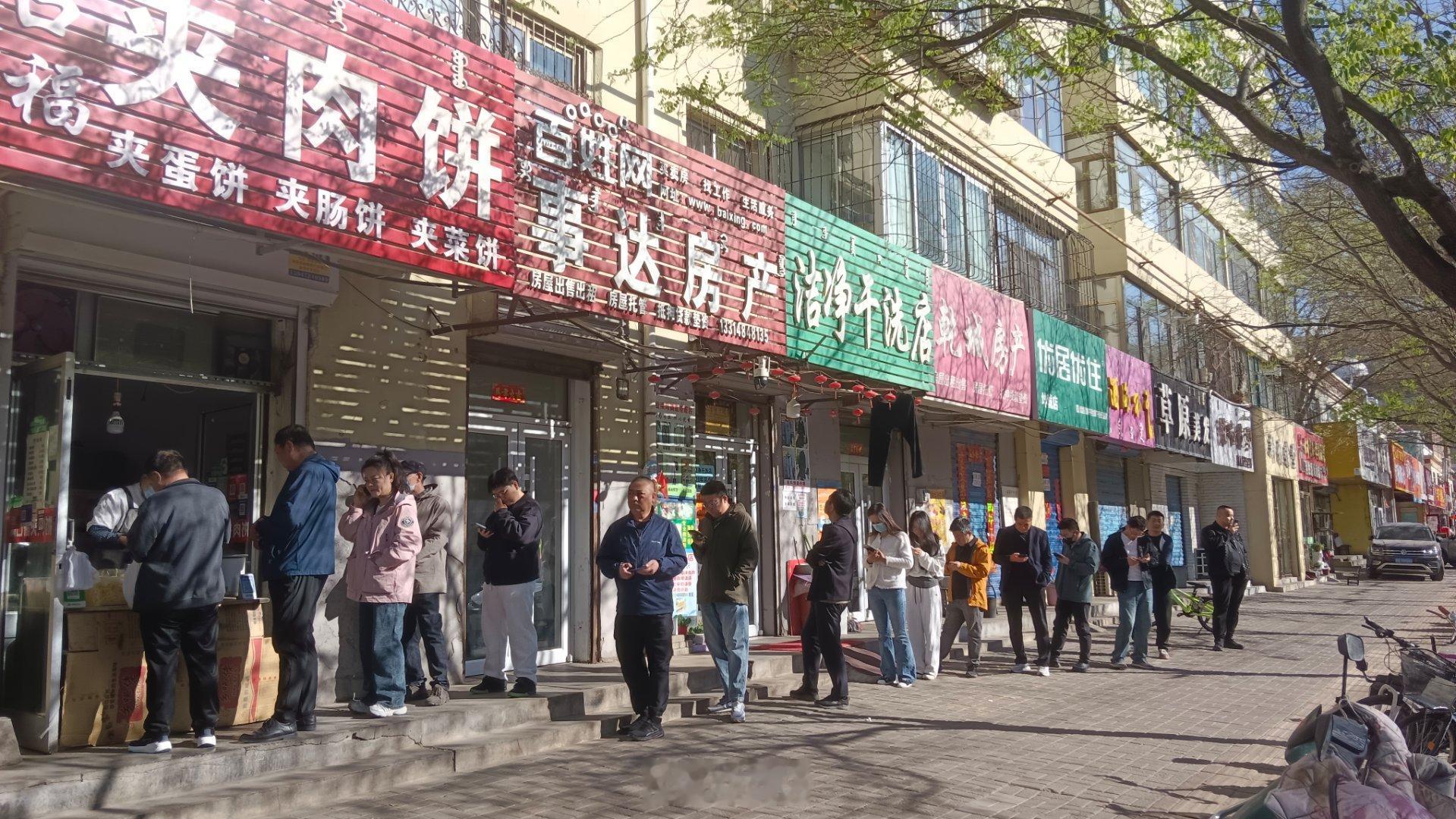 再次来做靶向治疗了，媳妇办住院手续，我买早点，老样子肉蛋夹饼…就说……这队伍依然