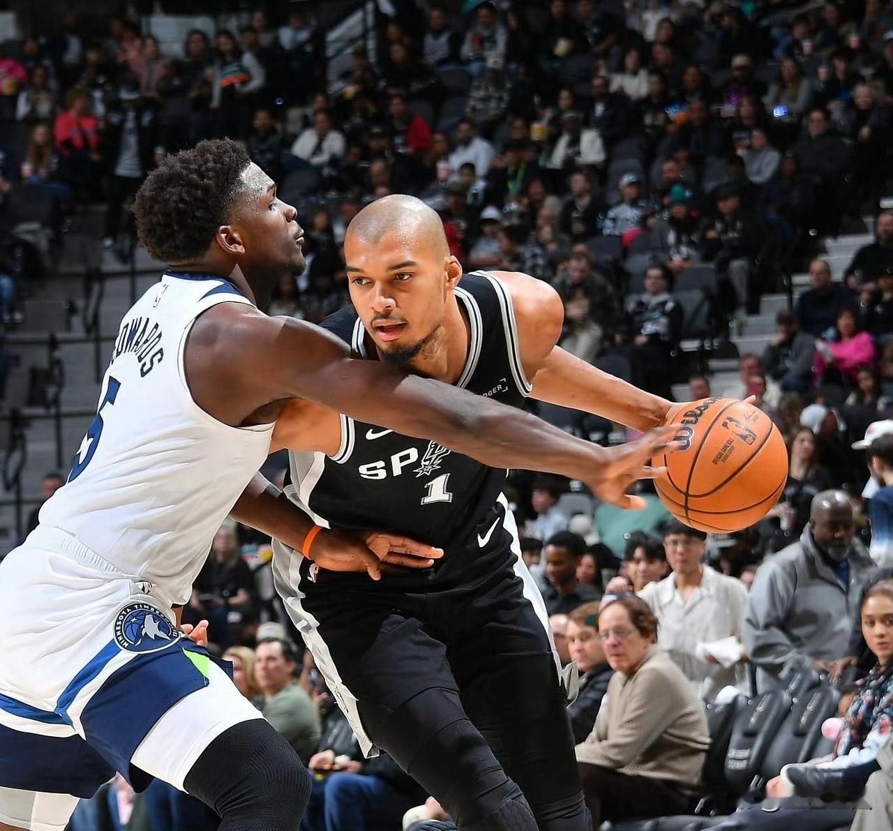 华子最近专心养伤，就是为了和马刺这一场大战，可惜最终森林狼123:126还是输了