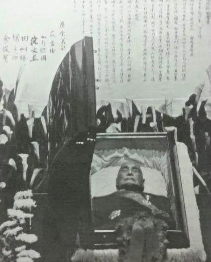 蒋介石去世时，宋美龄为了保全遗体完整，拒绝摘除内脏做永久防腐。这直接导致贴身副官