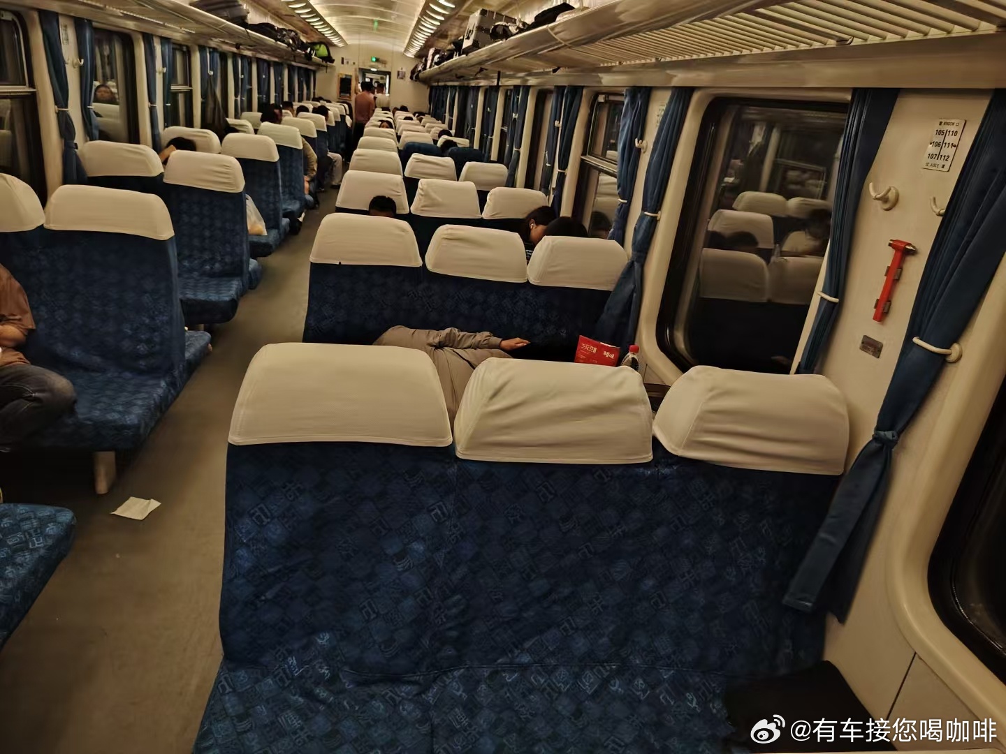 五一至十一之间，没了春运，有了走运，硬座车厢如同卧铺车厢。2025年5月14日晚