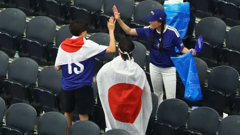 日本球迷赛后清理垃圾被批“双标”美加墨世界杯 BBC报道称，多年来，日本足球迷在
