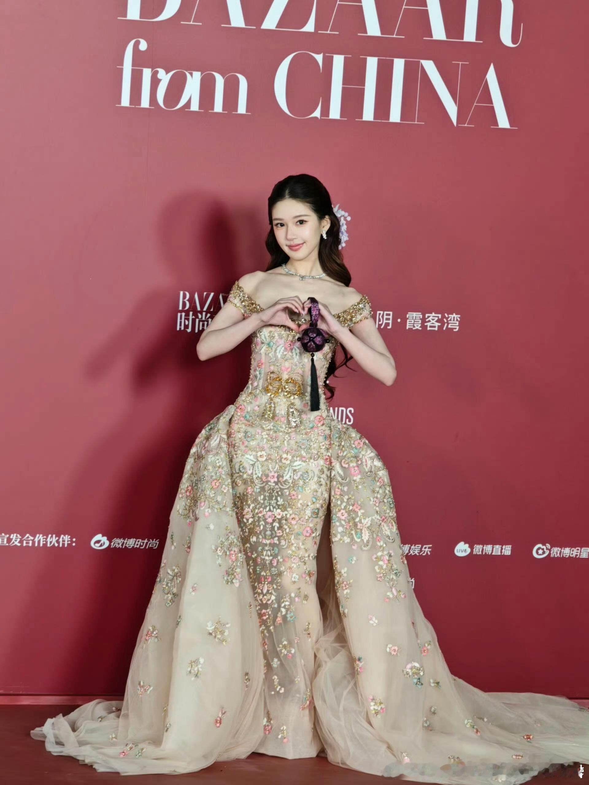 祖海高定压轴款赵露思在今晚的芭莎盛典红毯上，解锁Zuhair Murad 202