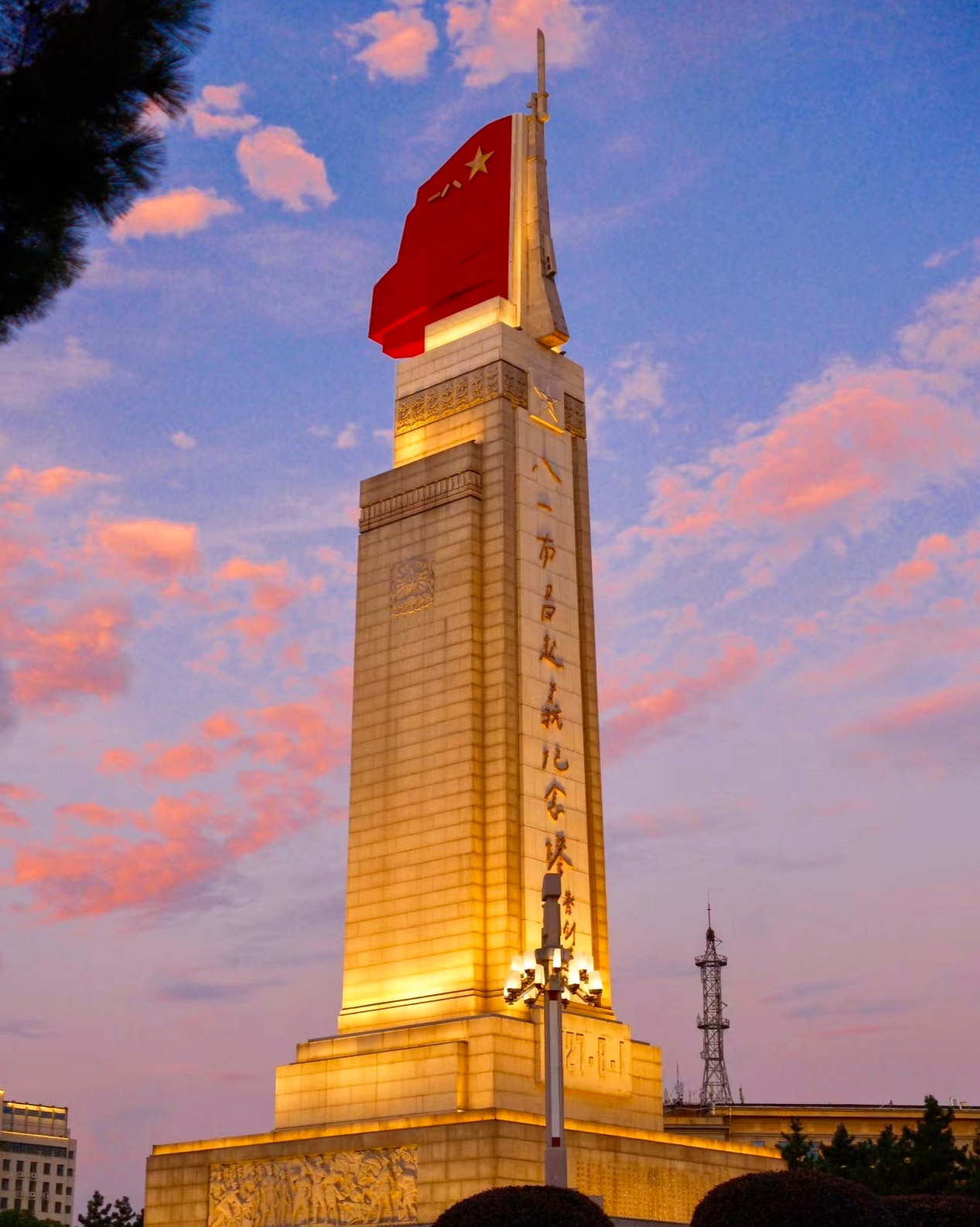 南昌，一座浪漫与信仰并存的城市。让我印象深刻的就是南昌八一纪念塔、绳金塔、滕王阁