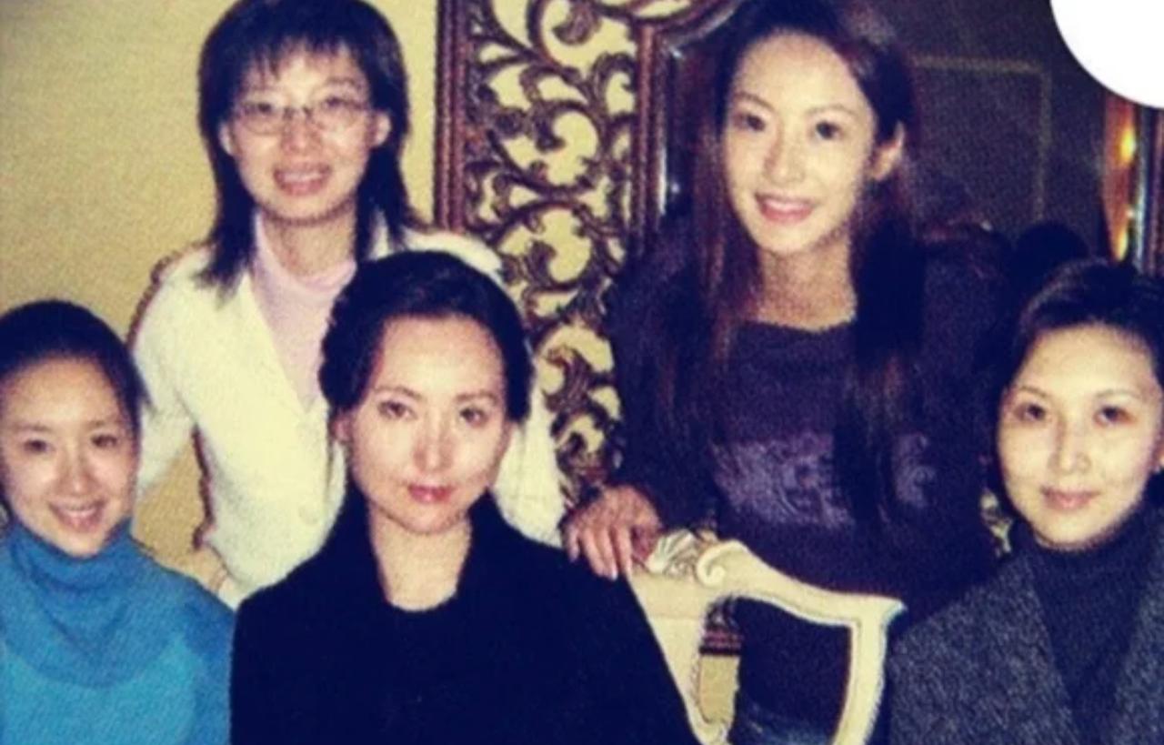 陈晓旭和董洁竟然同框合影过，两人相差15岁，在清纯靓丽的董洁面前，陈晓旭都有“妈