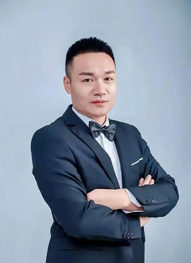 袁亮宏，袁记云饺品牌背后的灵魂人物，其个人履历精彩纷呈：

一、袁亮宏于1990