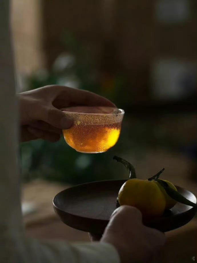 曾仕强说过：千万不要卑顺过头。凡是不要过度卑顺，你要有自己的原则和界限，保持善良