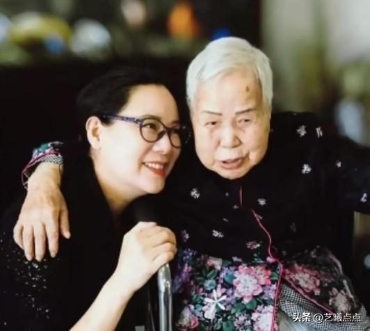 这是越剧舞台上的“贾宝玉”钱惠丽，与六十年代越剧电影《红楼梦》里的“老祖宗”周宝