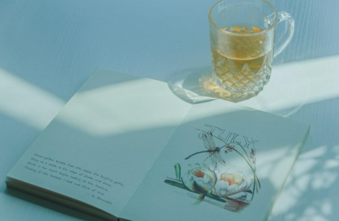 其实压垮中年人的，从不是身体的劳累，而是无休止的精神内耗。白天忙完生活琐事，夜晚