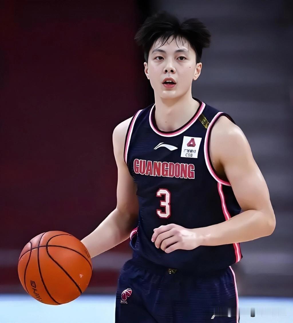 广东全运男篮今晚以93-65战胜浙江，三战全胜以小组第一晋级！
1.广东队核心胡