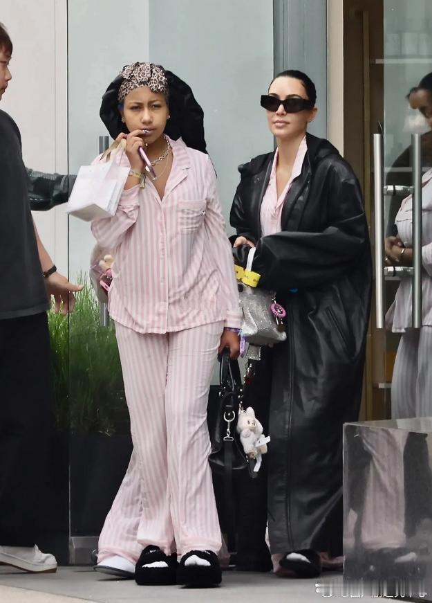 金·卡戴珊带着11岁女儿去做美容。没错，这个女儿North才11岁。西方人真的成