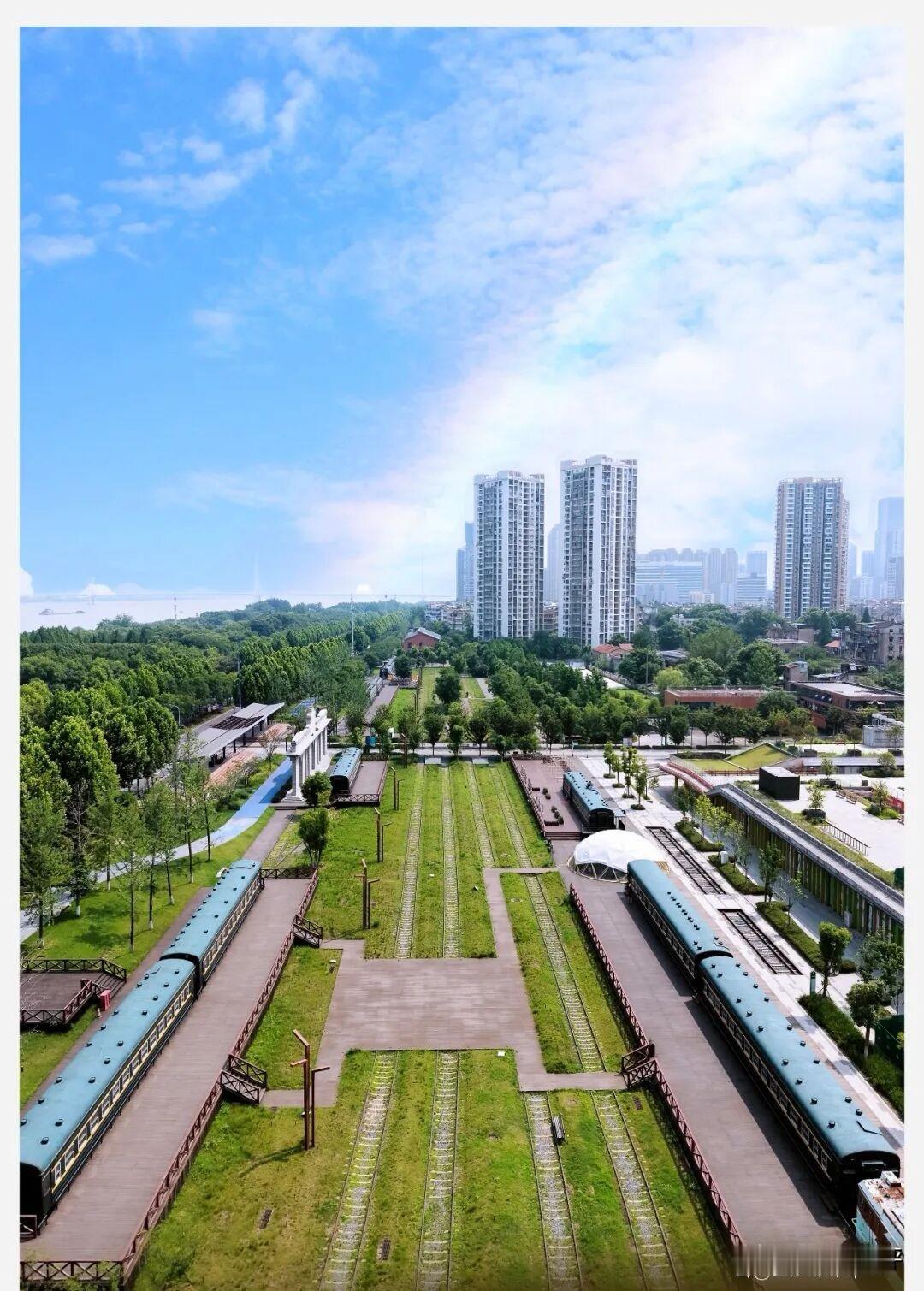 武昌四美塘这地儿，那景色绝了！蓝天如洗，干净得像被刚擦过一样，湛蓝湛蓝的，看着就