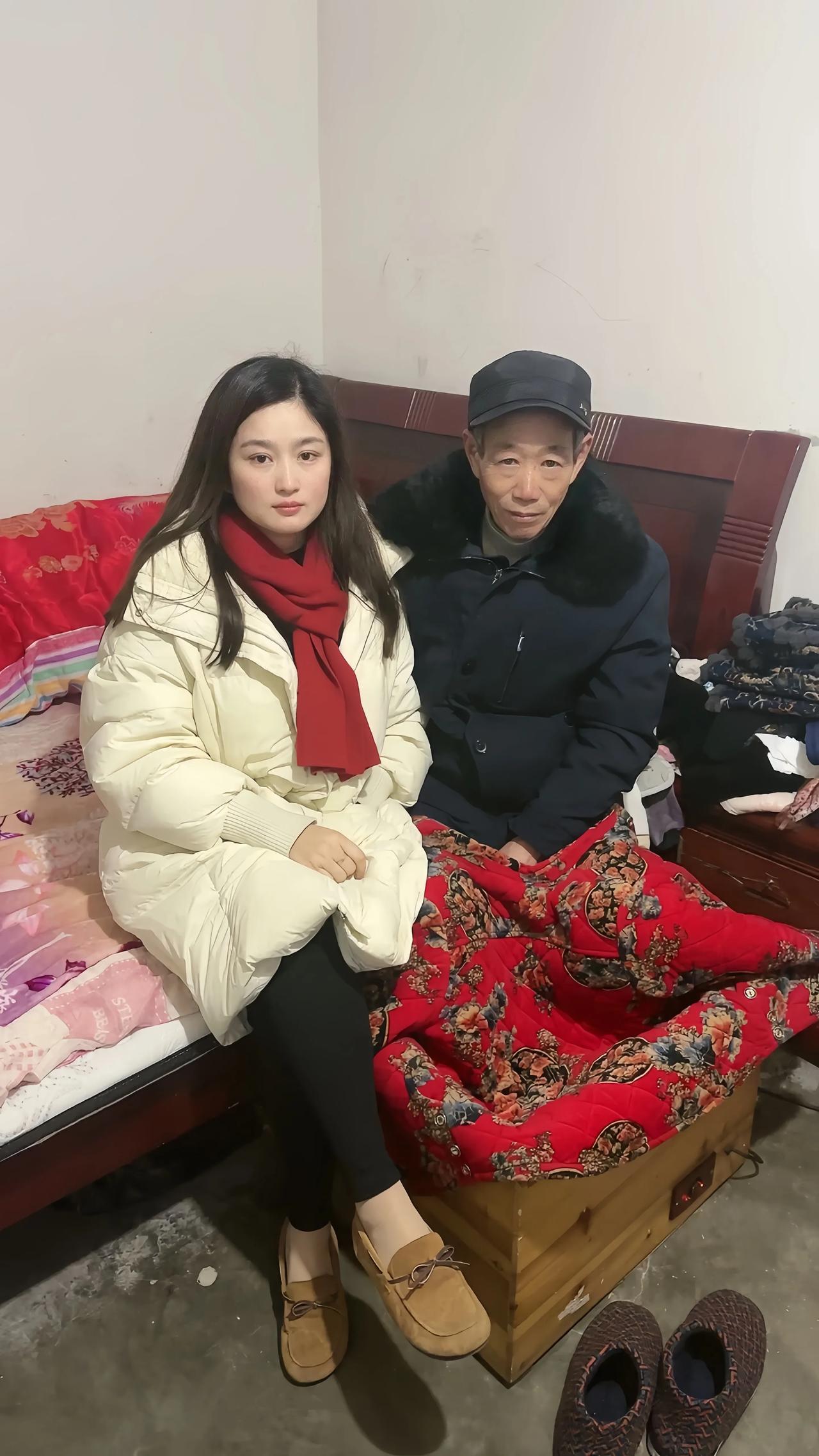 三年没有回家了，今年过年回来，就马上看望爸爸。
这是我跟爸爸在家中的合影。