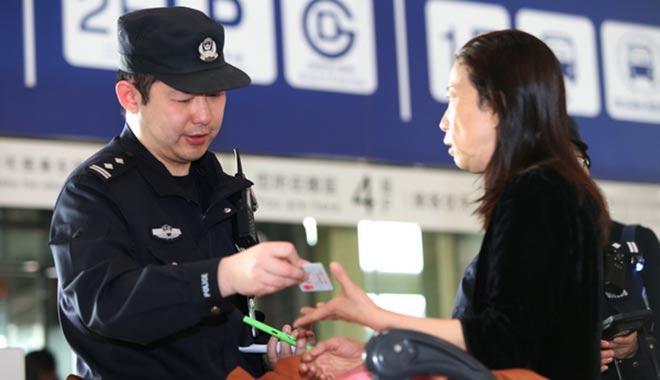韩冬是首都机场公安局东航站区派出所民警，全国特级优秀人民警察，坚守首都“第一国门