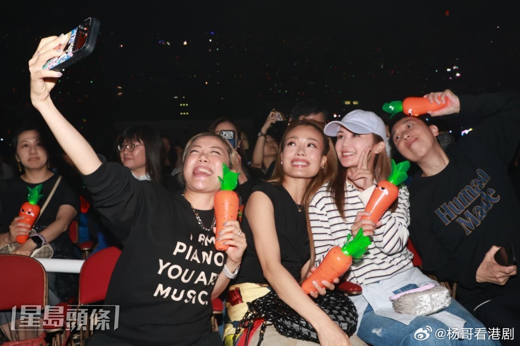 黎明紅館演唱會今晚圓滿落幕 容祖兒阿Sa化身小粉絲 興奮大玩紅蘿蔔手燈.《黎明 