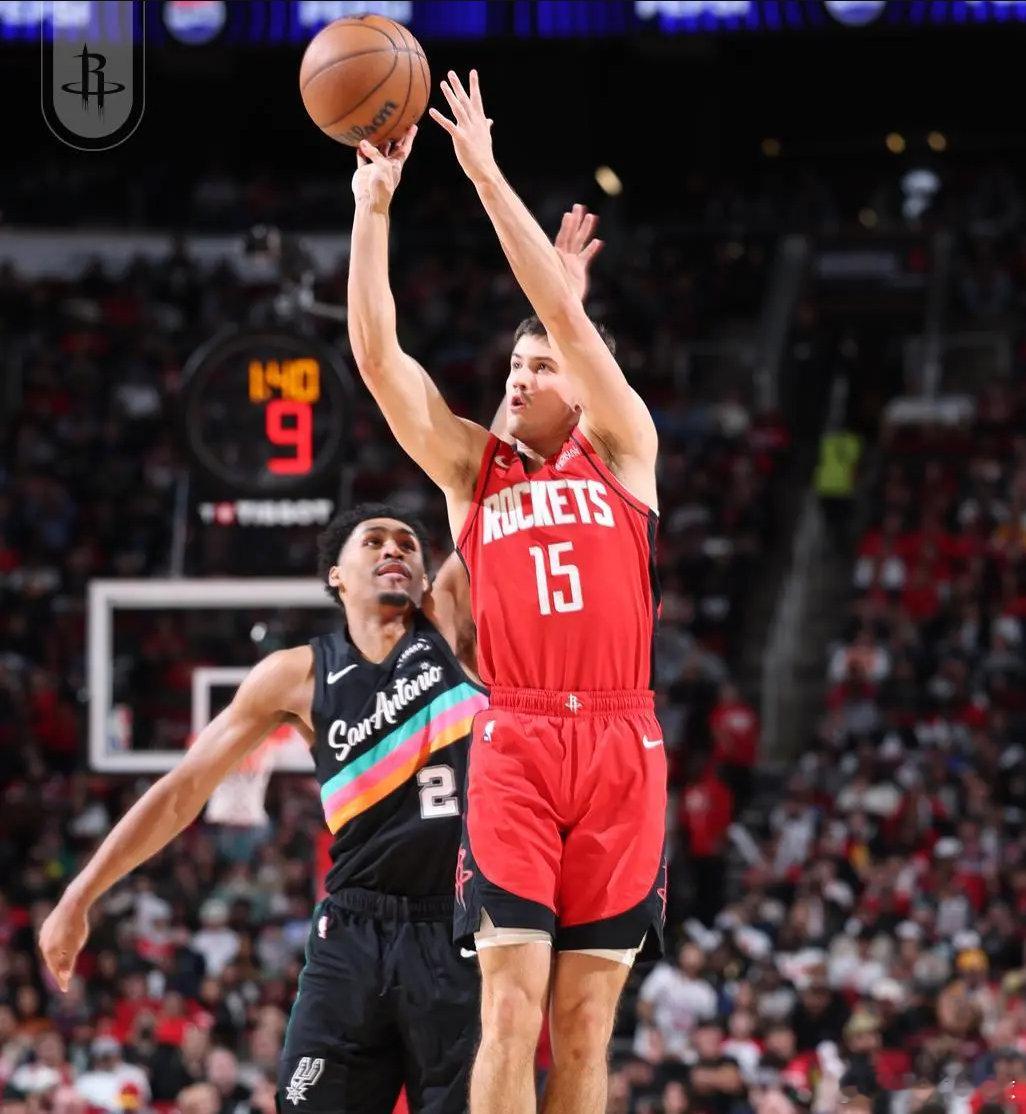 火箭16分大逆转马刺豪取3连胜 申京准三双谢泼德末节爆发火箭战胜马刺 北京时间1