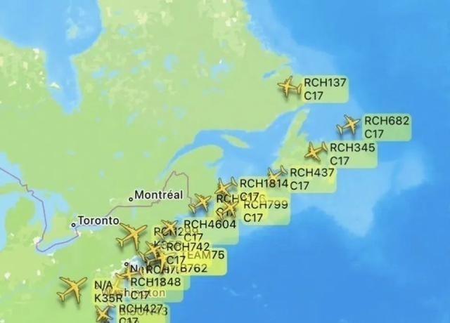 美国空军C-17A大型运输机今天依然密集飞行，从本土向欧洲运兵，然后再运送到中东