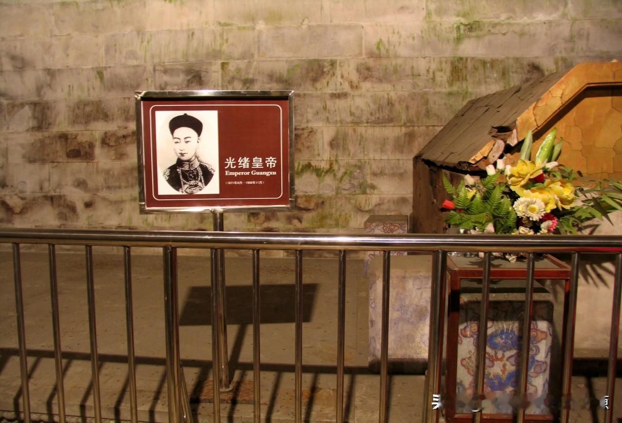 光绪皇帝万万没想到自己在死后才是最像皇帝的。
按大清的规矩 ，皇帝应在自己生前就