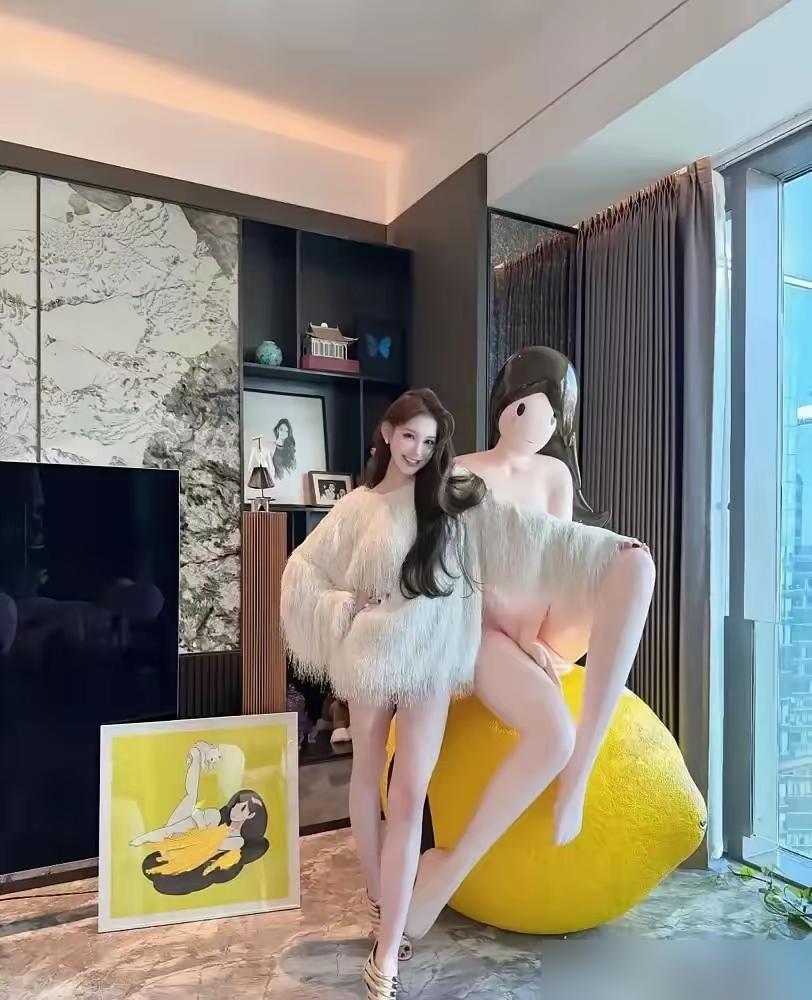 婴儿的啼哭声突然刺破屏幕，33岁的叶珂死死盯着补光灯扯着嗓子卖面膜。另一边，前任