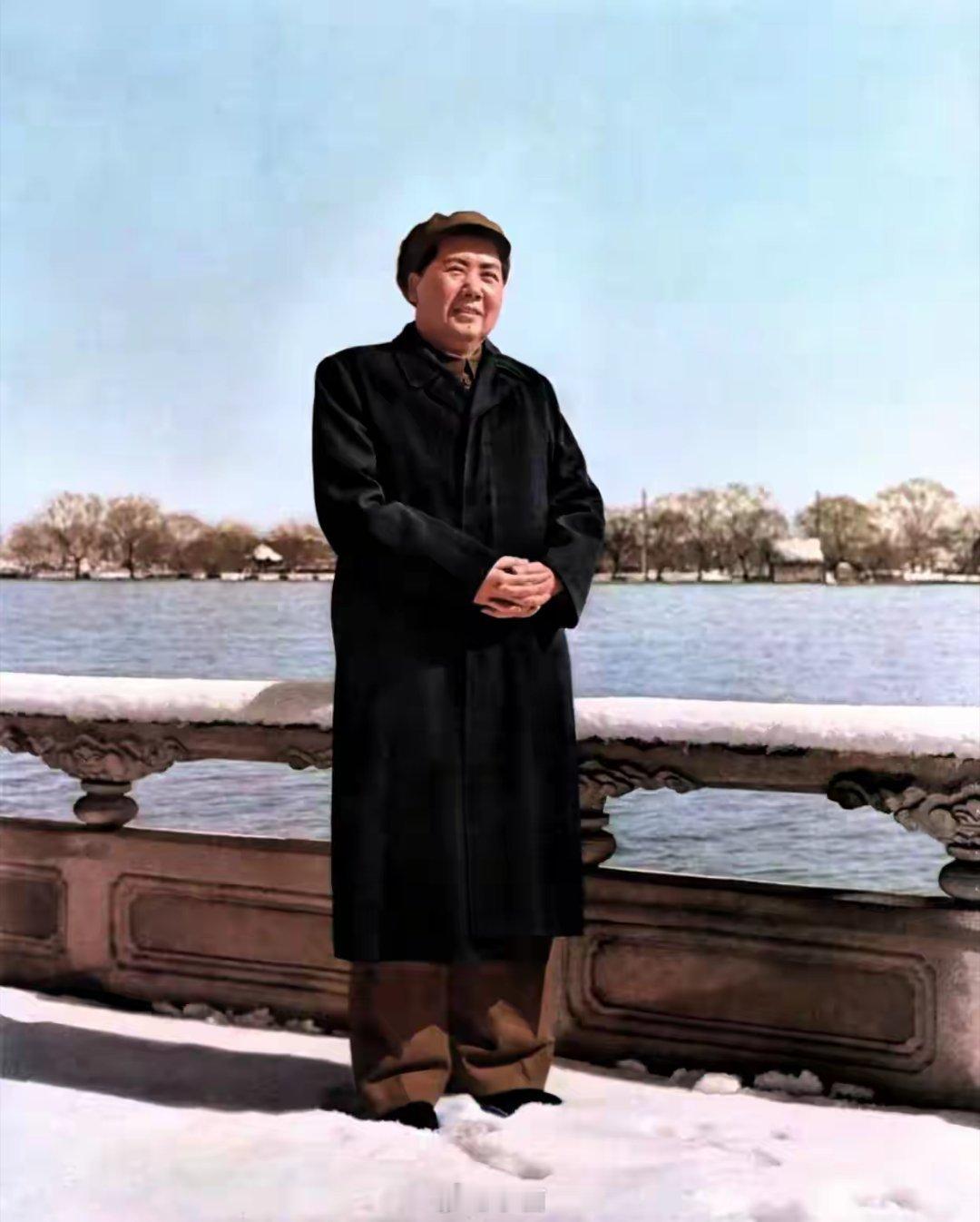 1954年1月24日，毛主席在杭州西湖刘庄（今西湖国宾馆）的湖畔赏雪照片。照片有