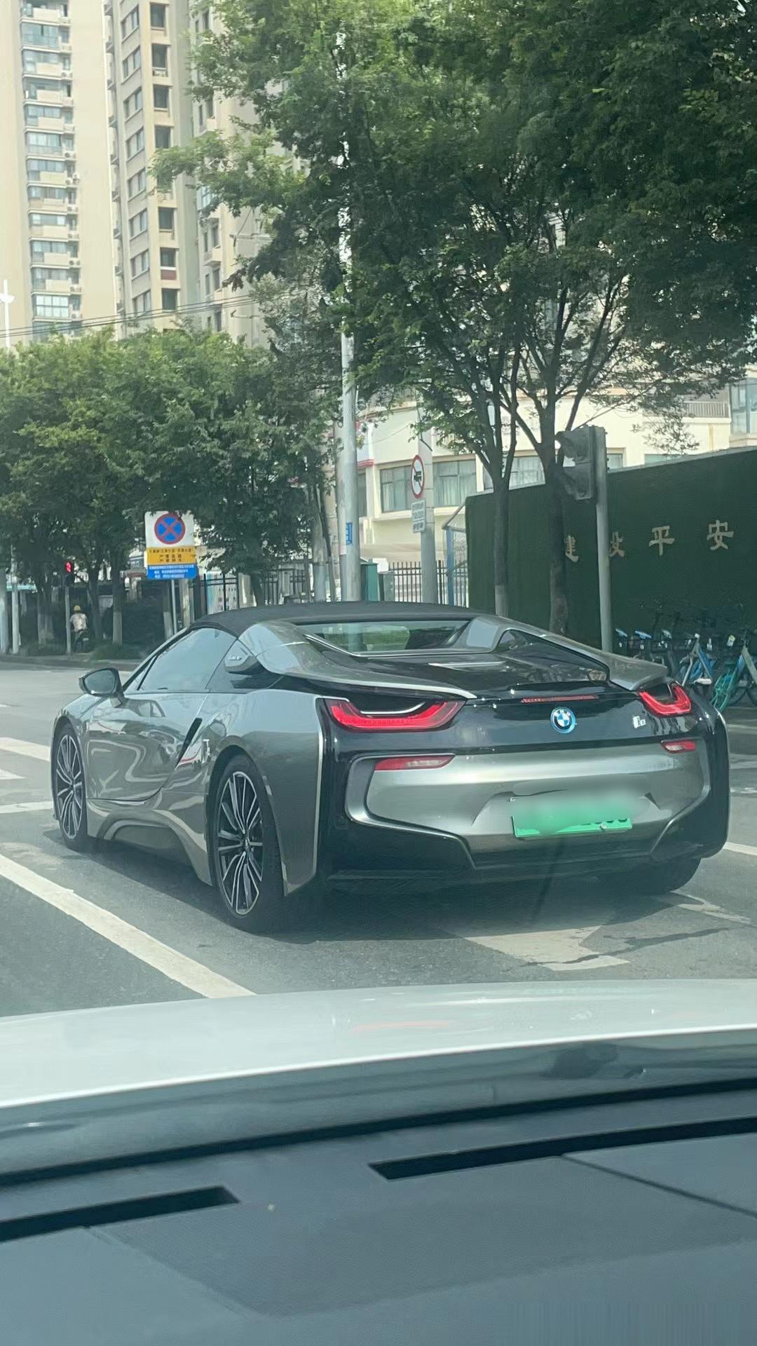 路上偶遇“杂牌混动车”搭载一台三缸机，电池也只有9度左右，续航不到50公里。更过